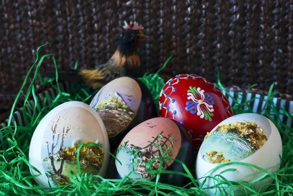 Osterkorb mit Eiern und Hahn — Stockfoto