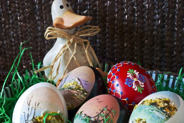 Cesta de Páscoa com ovos e pato — Fotografia de Stock