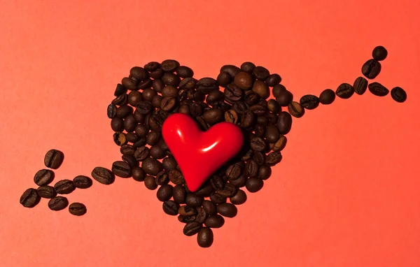 Pequeño corazón rojo con granos de café —  Fotos de Stock