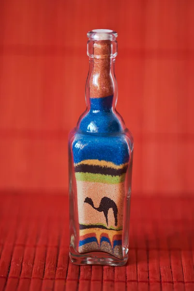 Бутылка с верблюдом из песка — стоковое фото