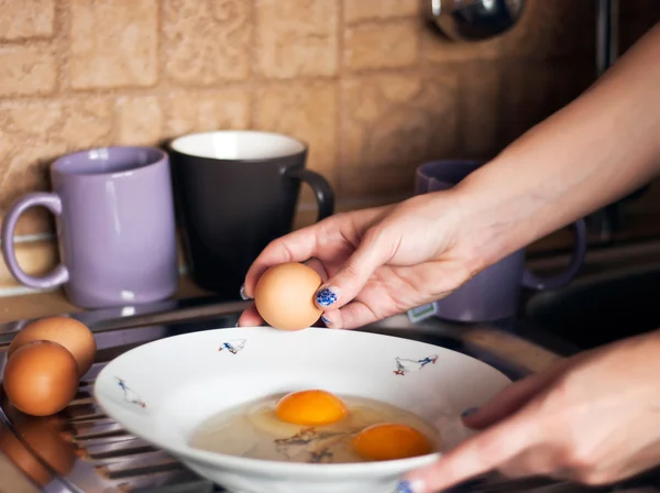 Разбить яйцо — стоковое фото