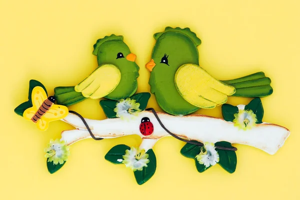 Pássaros com borboleta e joaninha — Fotografia de Stock