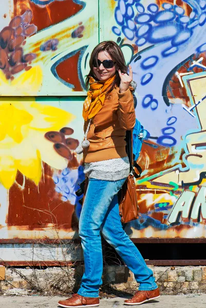 Woman at graffitti wall — Stock Photo, Image