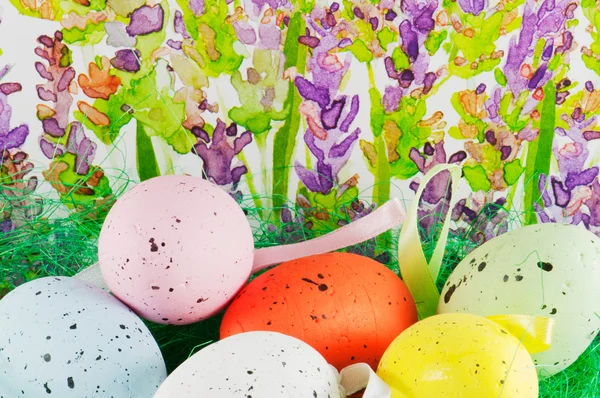 Пасхальные яйца на фоне лаванды — стоковое фото