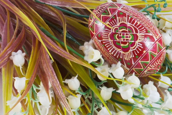 Red easter egg with lily — Stock Photo, Image
