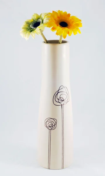 手塗装花瓶に 2 つのガーベラ — ストック写真