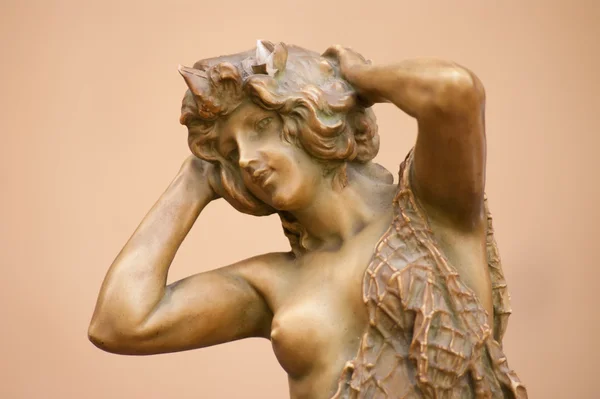Estatua de mujer joven — Foto de Stock