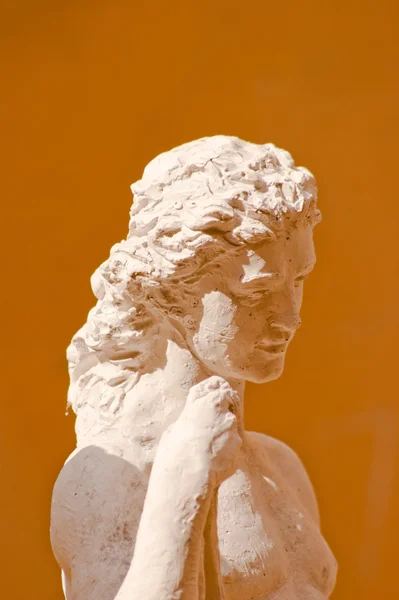Крейдяна статуя жінки — стокове фото