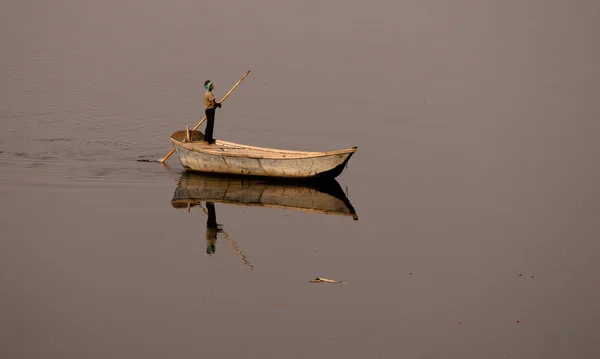 Homme dans un bateau sur la rivière Yamuna — Photo
