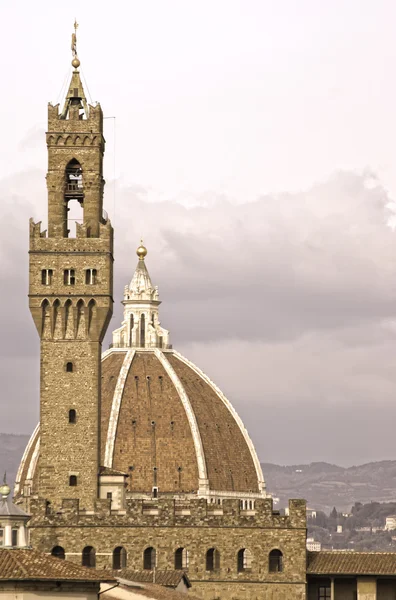 Башня и купол Палаццо Веккьо — стоковое фото