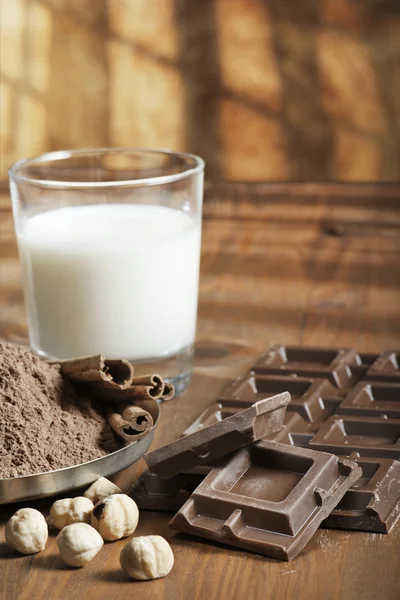 Choklad med ingredienser — Stockfoto