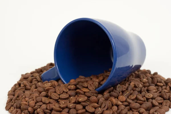 Taza azul y granos de café — Foto de Stock