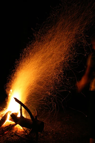 夜には、火花します。 — ストック写真