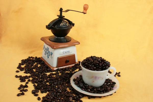 Kaffeemühle und der Kaffee — Stockfoto