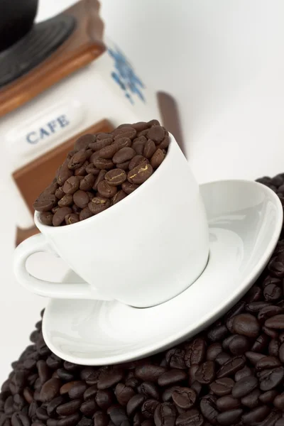 コーヒー豆とグラインダー — ストック写真