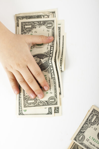 Держи деньги.
