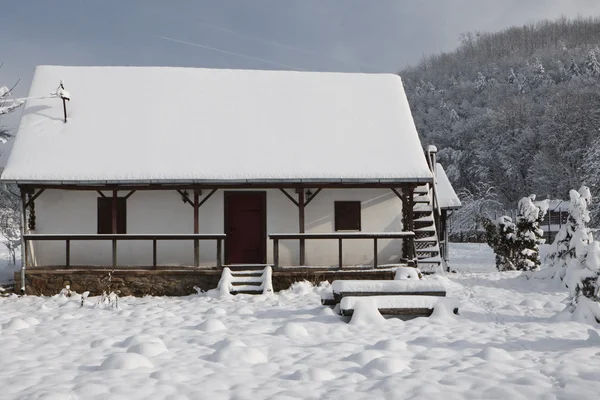 Каюта в снегу — стоковое фото