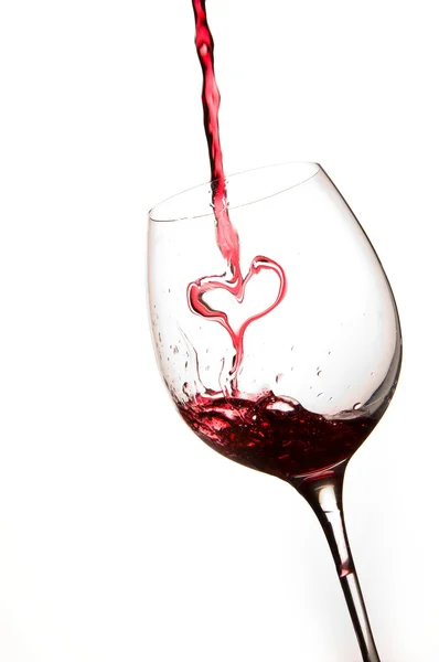 Ρίχνει μια καρδιά κόκκινο κρασί σε ποτήρι Royalty Free Φωτογραφίες Αρχείου