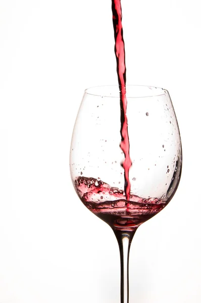 एक ग्लास में लाल शराब डालना — स्टॉक फ़ोटो, इमेज