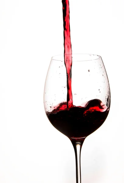 Versando il vino rosso in un bicchiere — Foto Stock