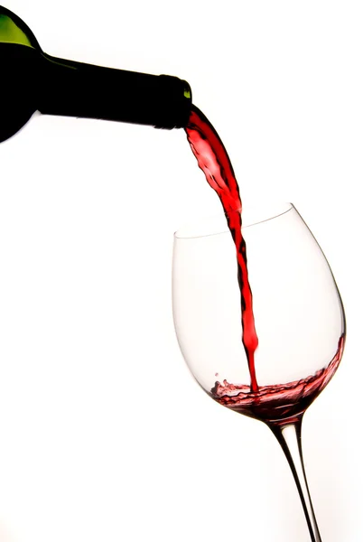 Χύνοντας κόκκινο κρασί σε ένα ποτήρι — Φωτογραφία Αρχείου