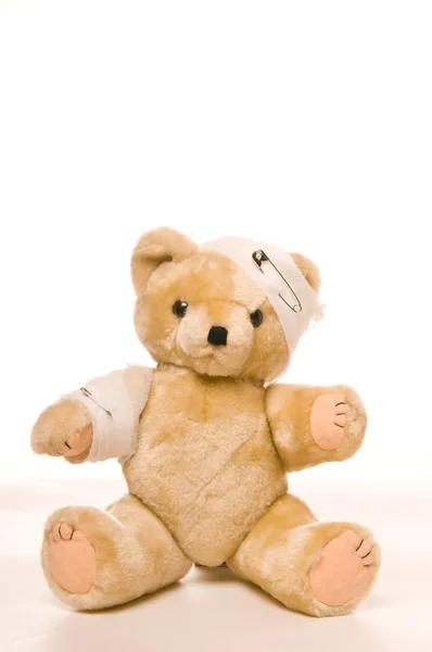 Urso de pelúcia com bandagem — Fotografia de Stock