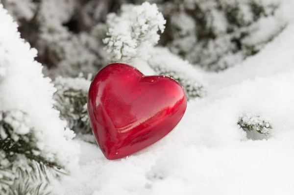 Rood hart in de sneeuw — Stockfoto