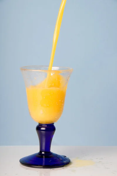 Verter jugo de naranja —  Fotos de Stock