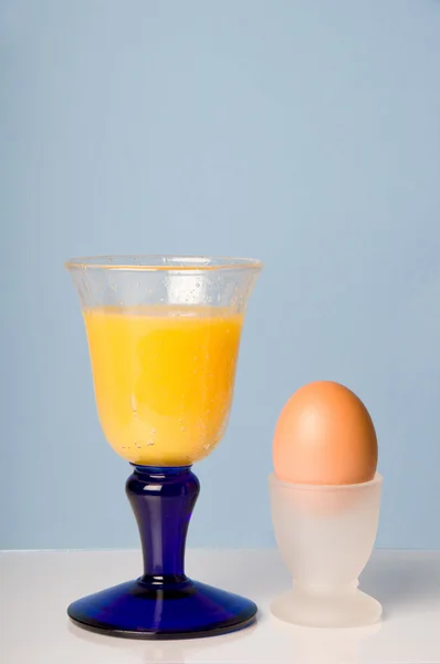 Апельсиновый сок и коричневое яйцо — стоковое фото