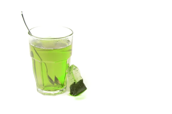 Pohár zöld tea és egy teafiltert — Stock Fotó