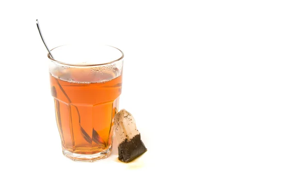 Glas Tee und ein Teebeutel — Stockfoto