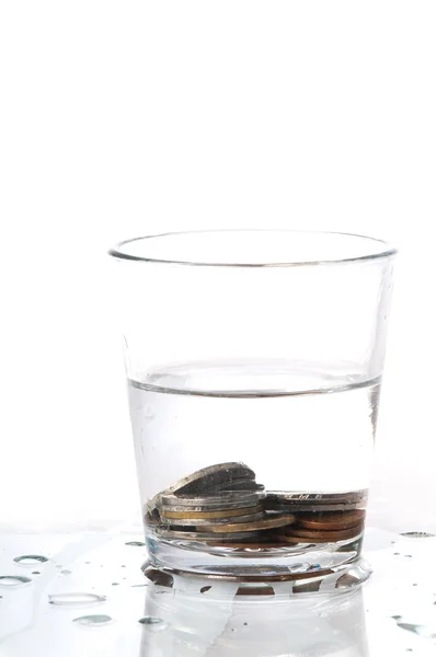 Glas Wasser mit Münzen — Stockfoto