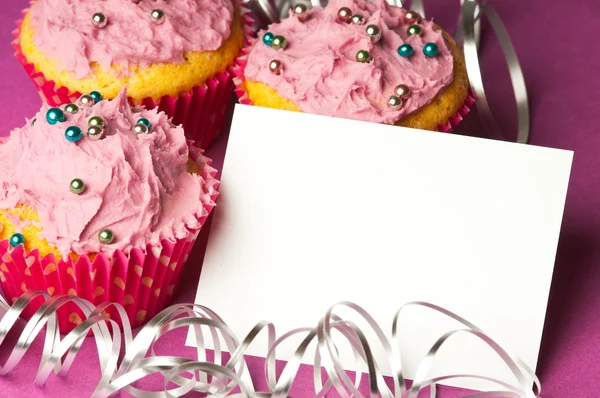 Cupcakes with a blank invitation — Stock Photo, Image
