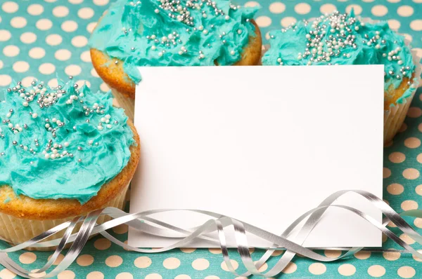 Cupcakes with a blank invitation — Stock Photo, Image
