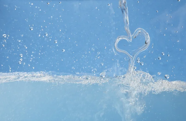 Kalp içine su dökme — Stok fotoğraf