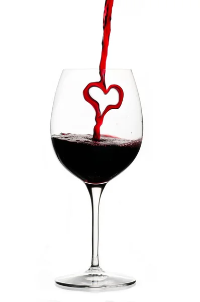 Налить сердце красного вина — стоковое фото