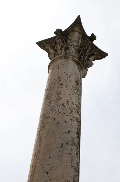 Columna de ruinas de mármol en la ciudad antigua — Foto de Stock