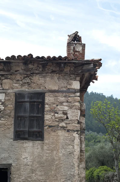 Köy eski saray penceresinde — Stok fotoğraf