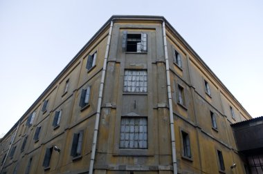 eski bina köşesine