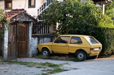 küçük sarı araba