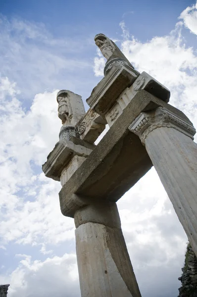 Un antiguo arco hecho de bloques de mármol, en Éfeso —  Fotos de Stock