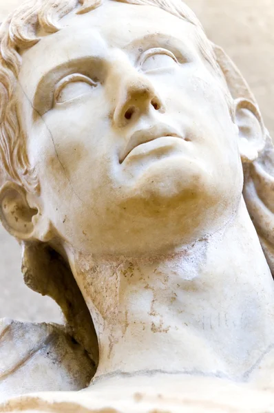 Busto de um rei grego em mármore branco — Fotografia de Stock