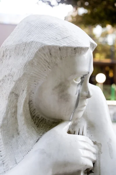 Itkevä nainen patsas — kuvapankkivalokuva
