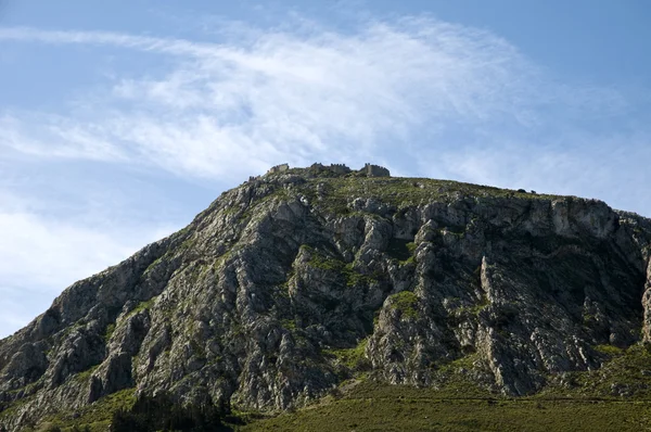 Burg von Korinth auf felsigem Berg — Stockfoto