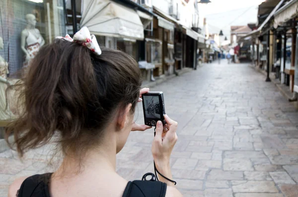 The girl who takes a photo of the downtown — Stock Photo, Image