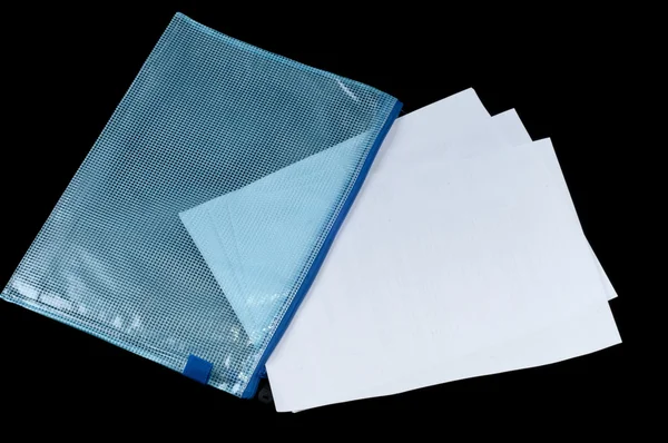 Sommige papier in de plastic gecontroleerd envelop — Stockfoto