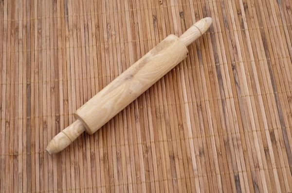 Деревянный ролик с помощью кухонного инструмента — стоковое фото