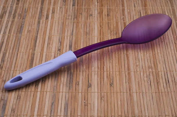 Фиолетовая ложка на кухне — стоковое фото