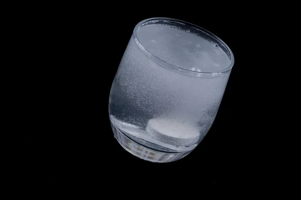 Comprimido blanco dejando caer el agua — Foto de Stock