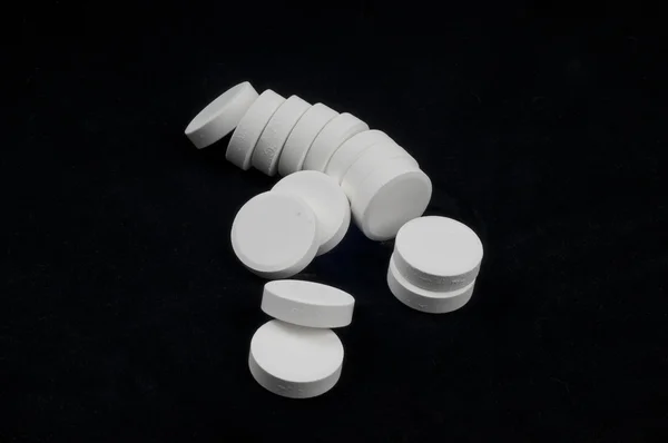 Белые таблетки витамина — стоковое фото